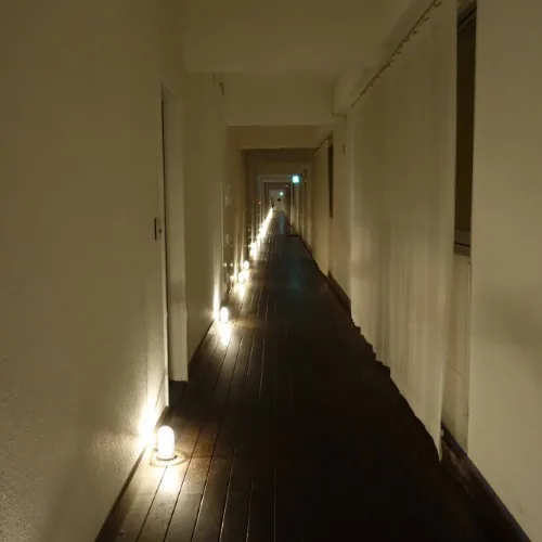 イーフビーチホテルの廊下（夜）