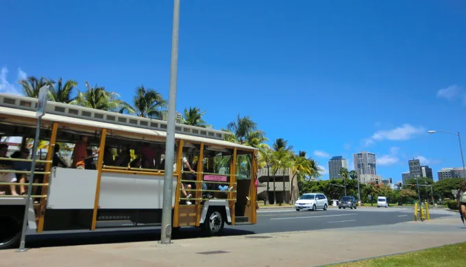 ハワイのトロリーに無料で乗る方法