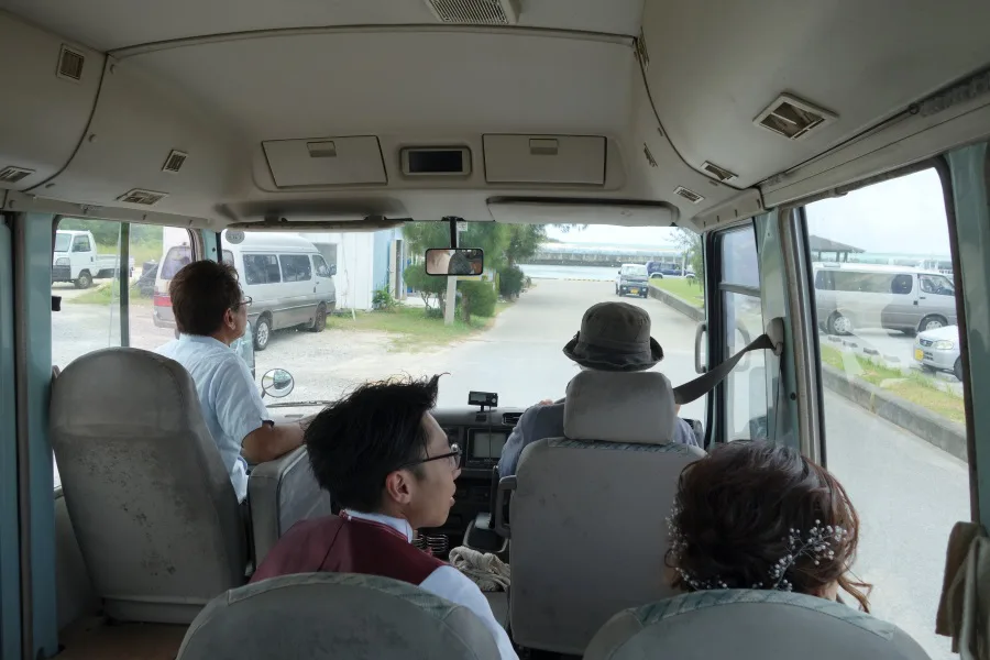 久米島はての浜ツアーの送迎バス