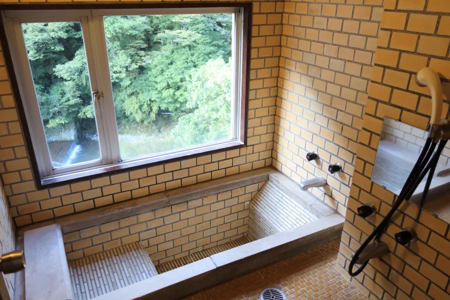 ホテルおくゆもとの和室の内風呂の写真